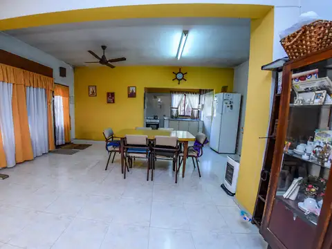 DOS LOCALES, COCHERAS, CASA EN DOS PLANTAS Y DEPARTAMENTO.