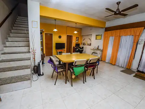 Casa 6 ambientes con 4 baños