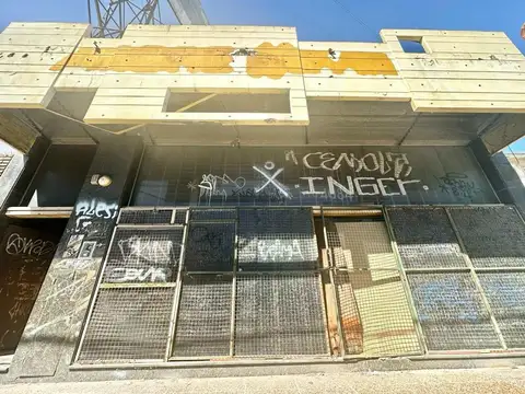 Local comercial con depósito. Zona industrial.