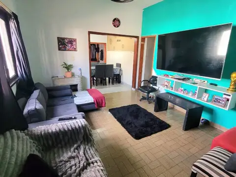 Casa en venta de 4 amb + depto de 2 amb - Moreno