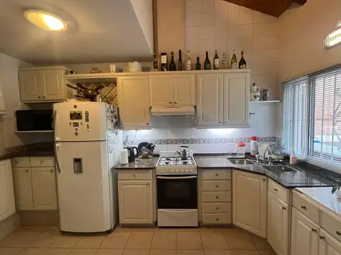 CASA  APTA CREDITO  BARRIO ALTO ALBERDI - 2 DORMITORIOS CON COCHERA Y PILETA