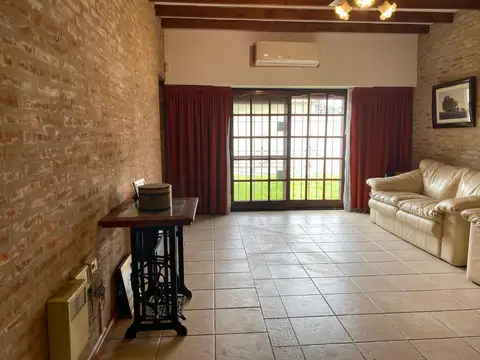 Casa 4 ambientes con 2 baños