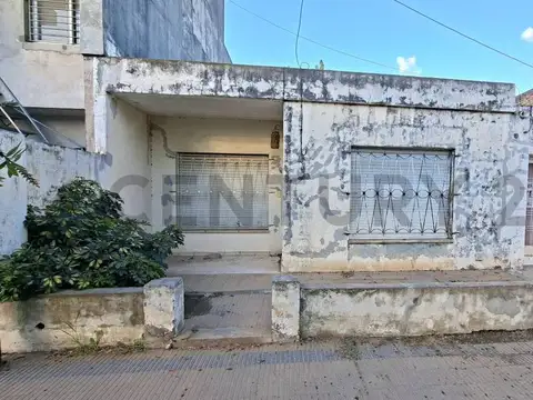 CASA DE TRES DORMITORIOS A RECICLAR CON COCHERA - VENADO TUERTO