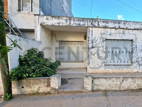 Casa de tres dormitorios a reciclar con cochera - venado tuerto