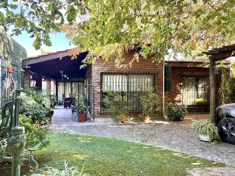 Casa de 3 ambientes con pileta en el Barrio El Rocio