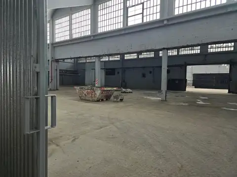 Importante nave industrial con entrada independiente en Estrada al 1800 - Villa Maipu