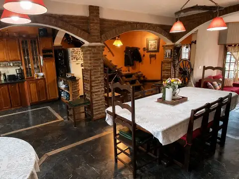 Casa en Venta con 2 cocheras