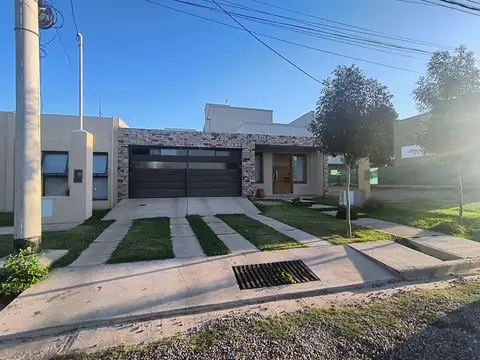 Casa en barrio Privado Pinar del Sol VI- Maipú
