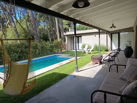 Casa con pileta en el bosque de Dunamar