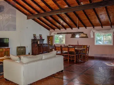 Casa 6 ambientes con 2 baños