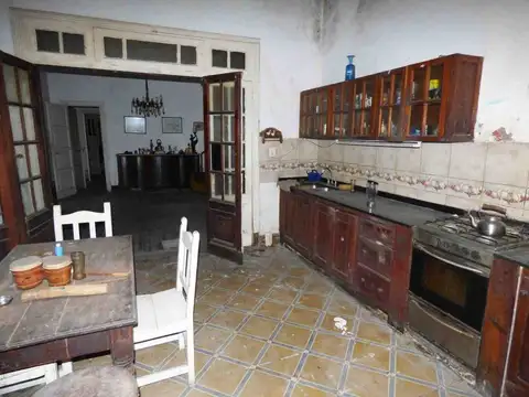 Calle José de San Martín 700