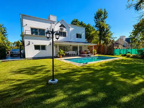 Casa 4 ambientes con 3 baños