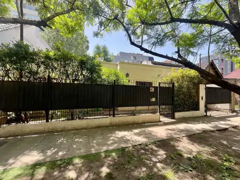 Inmueble desarrollado totalmente en PB, sobre dos parcelas