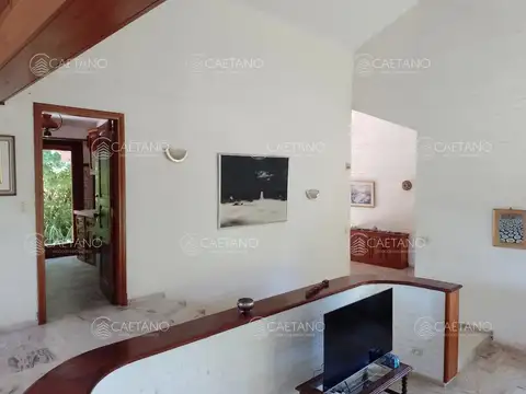 Casa 6 ambientes con 4 baños