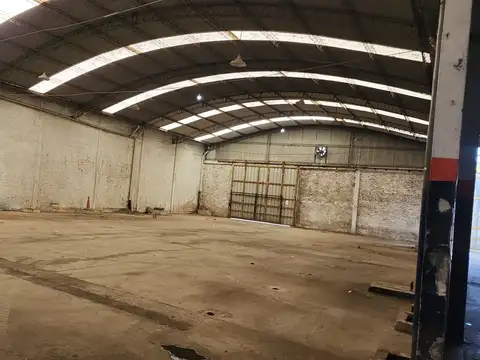 Galpón sobre 3 lotes que suman 1.300 m2 totales en Berazategui Oeste