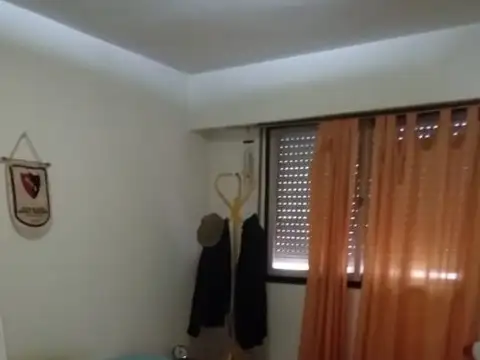 Departamento al frente con balcón, en excelente estado de uso y conservación. Cocina separada.