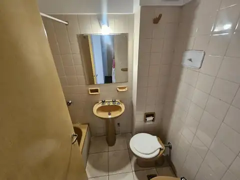 Departamento al frente con balcón, en excelente estado de uso y conservación. Cocina separada.