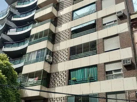 Departamento al frente con balcón, en excelente estado de uso y conservación. Cocina separada.
