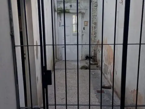 Casa en venta - 2 Dormitorios 1 Baño - Tres De Febrero