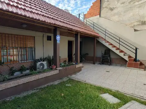 VENTA CASA 4 AMB CON COCHERA, JARDIN Y TERRAZA.