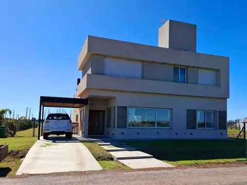 Casa amoblada en alquiler anual, Haras de Funes (barrio cerrado) 3 dorm, pileta, 3 cocheras
