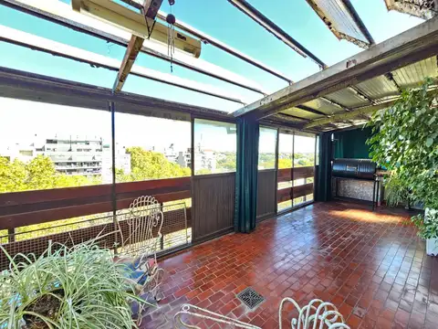 Departamento de 3 ambientes con balcón aterrazado y cochera cubierta fija. VENTA! Saavedra.