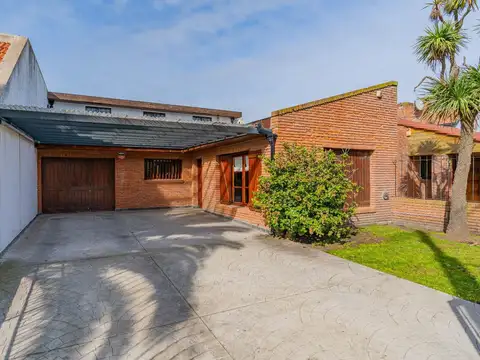 Venta Casa 5 Ambientes Cochera Parque Constitucion