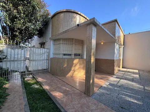 Venta casa 3 ambientes con patio y cochera