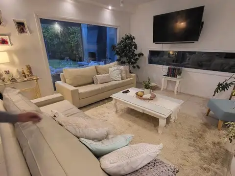 Casa en Alquiler Temporal con 4 cocheras