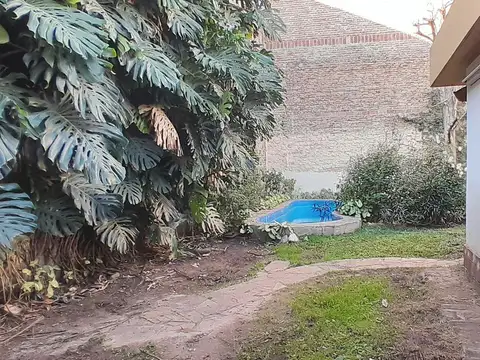 Casa en venta, Ludueña, Rosario, 2 dormitorios con pileta !