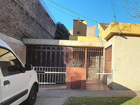 Fraga  300 -  Casa de 2 Dormitorios con Jardín, Pileta y Parrillero en Ludueña