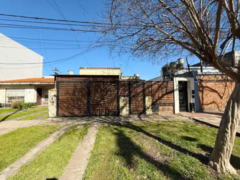 EN VENTA - CASA DOS DORMITORIOS CON COCHERA - FISHERTON, ROSARIO