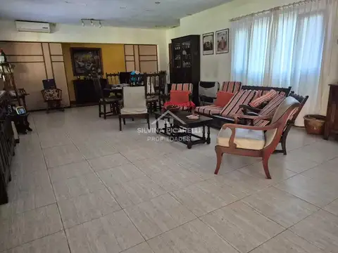 Casa en Alquiler con 1 cochera