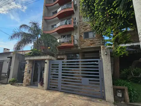 Departamento de 2 ambientes al frente en venta en Moron sur