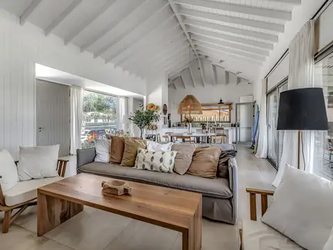 Casa 5 ambientes con 4 baños