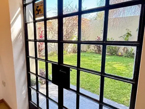 VENTA CASA CON PARQUE BERNAL