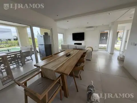 Casa 4 ambientes con 3 baños
