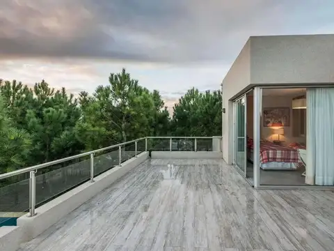 Casa 8 ambientes con 5 baños