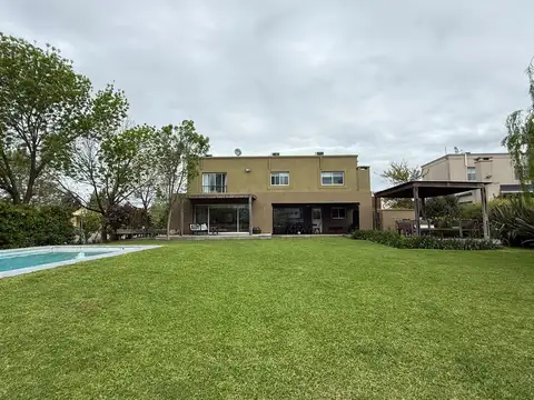Casa en Alquiler Temporal con 4 cocheras