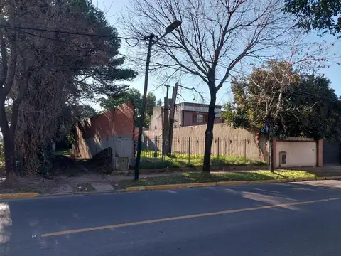 Terreno con casona y construccion tipo galpon sin terminar