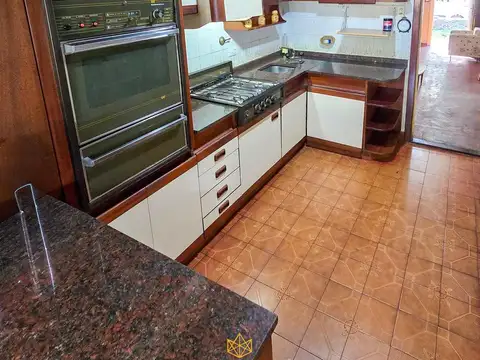 Casa 4 ambientes con 2 baños