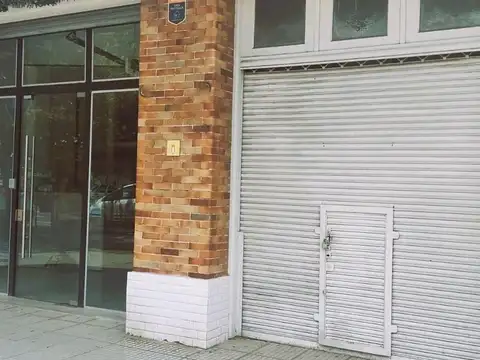 Venta local en pleno foco comercial  sobre Av. en  Liniers