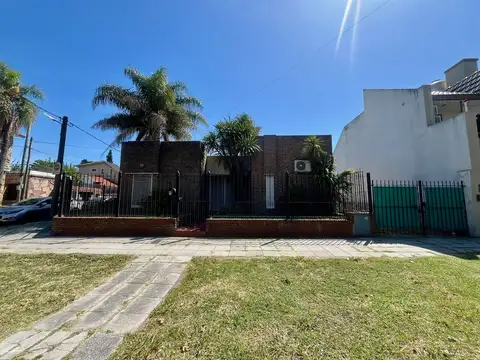 CASA DE 4 AMBIENTES EN BANFIELD