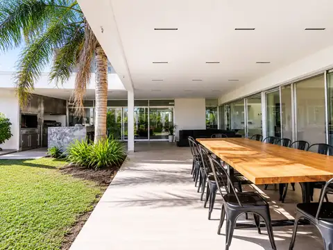 Casa en Venta en Abril Club De Campo, USD 1.390.000