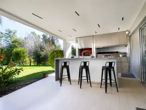 Casa 6 ambientes con 2 baños