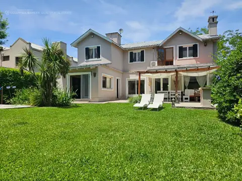 Casa en Venta con Pileta, Jardín y Galería Techada – Lomas de Benavídez