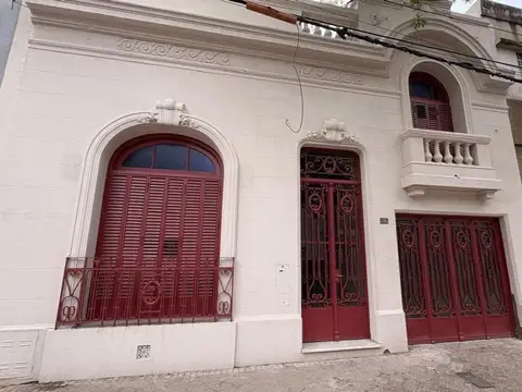 Casa 3 dormitorios escritorio amenities cochera Mitre 2320