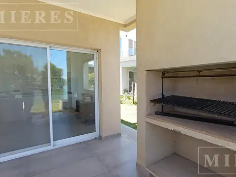Casa 5 ambientes con 3 baños