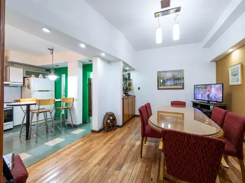 VENTA - CASA 3/4 DORMITORIOS CON TERRAZA Y PARRILLERO - ZONA RÍO