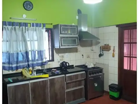 Casa 4 ambientes con 2 baños